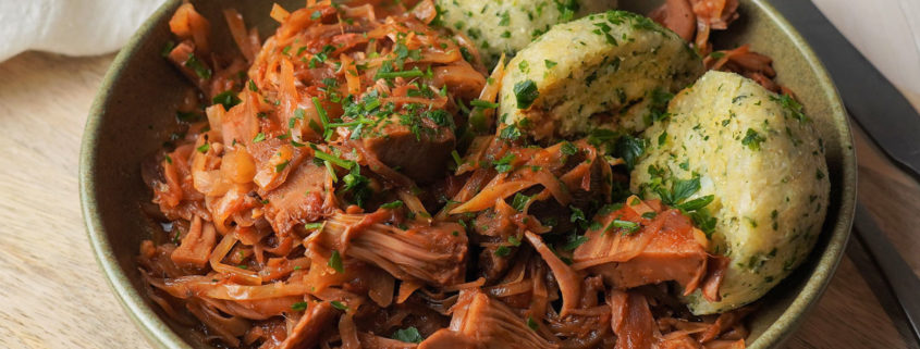 Who’s jack, who’s jack jackfruit, who’s jack jackfrucht, jackfruit, jackfrucht, jackfruit bestellen, jackfrucht kaufen, jackfruit kaufen, bio-jackfruit, bio-jackfrucht, who's jack, fleischersatz, alternative zu fleisch, jackfruit frikassee, jackfruit geschnetzeltes, jackfruit geschmack, jackfruit burger, jackfruit pulled pork, jackfruit bbq, jackfruit pulled pork bestellen, chefkoch jackfruit, jackfruit gulasch, jackfruit bolognese, jackfruit fleischersatz, jackfruit stinkfrucht, jackfruit deutsch, jackfruit curry, jackfruit curry rezept, jackfruit kalorien, jackfruit tree, jackfruit durian, jackfruit kaufen, jackfruit rezepte, jackfruit rezept, jackfruit brigitte, jackfruit baum kaufen, jackfruit bao, jackfruit dose, jackfruit grillen, jackfruit herkunft, jackfruit salat, jackfruit döner, jackfruit kohlenhydrate, jackfruit durian unterschied, jackfruit nährwerte, jackfruit dm, jackfruit edeka, jackfruit kaufen edeka, jackfruit rossmann, upton naturals jackfruit, jackfruit is durian, upton jackfruit germany, upton jackfruit, alnatura jackfruit, jacky f jackfruit, lotao jackfruit, govinda jackfruit, jackfruit kern, jackfruit kaufen köln, jackfruit stinkt, jackie jackfruit, jackfruit bei rewe, jackfruit geruch, jackfruit fleischersatz de, jackfruit gerichte, jackfruit fleischersatz rezepte, jackfruit vs durian, grüne jackfruit, Gastronomie, Food Service, Catering, Hotellerie